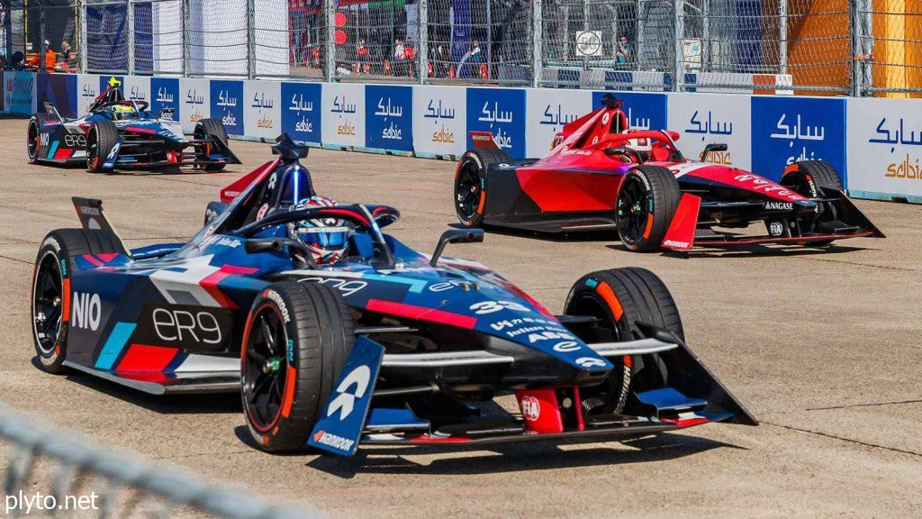 Formula 1 pit crew executing a fast pit stop during the U.S. Grand Prix, showcasing the importance of team strategy.