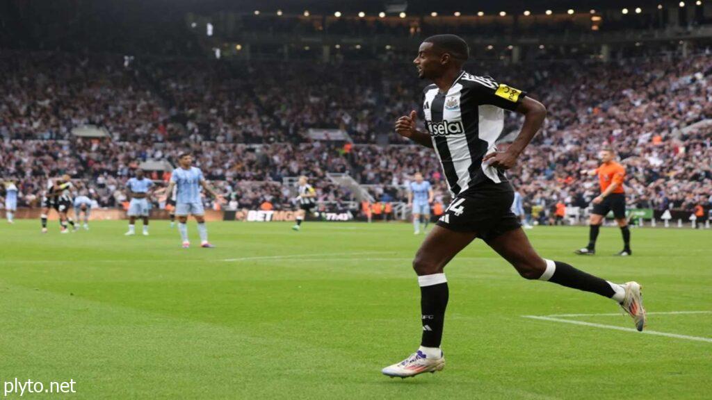 Alexander Isak in action during a match for Newcastle United, with Chelsea and Arsenal scouting him for a £115 million transfer.